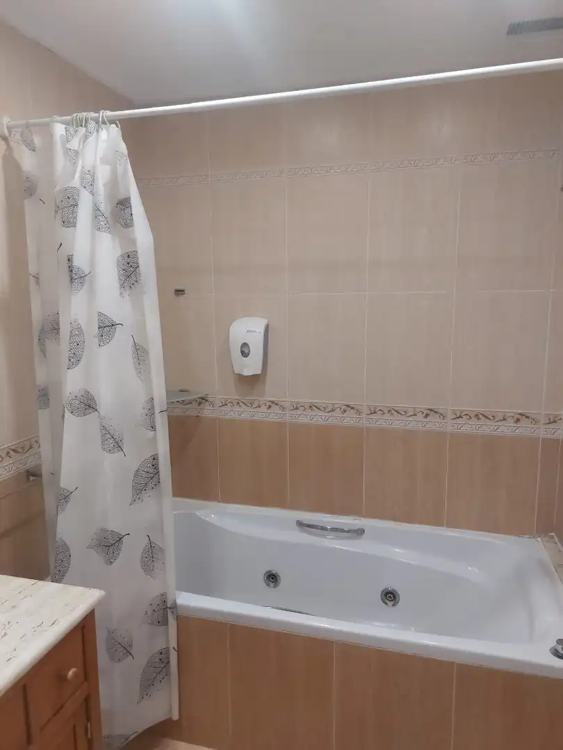 Baño de Casa adosada de alquiler en Benalmádena con Aire acondicionado, Terraza y Amueblado