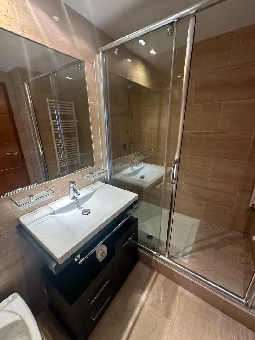 Baño de Piso de alquiler en Alicante / Alacant con Aire acondicionado y Piscina comunitaria