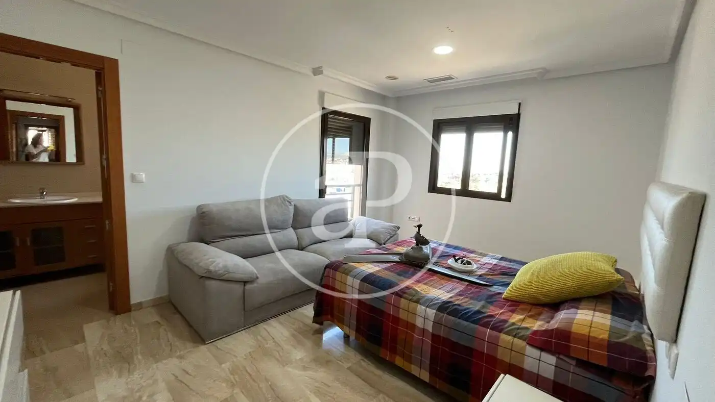 Sala de estar de Piso de alquiler en Elche / Elx con Aire acondicionado, Calefacción y Jardín privado
