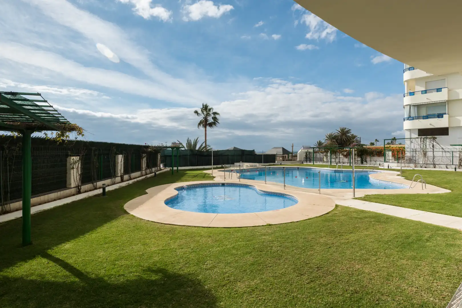 Piscina de Pis en venda en Marbella amb Aire condicionat, Terrassa i Piscina comunitària