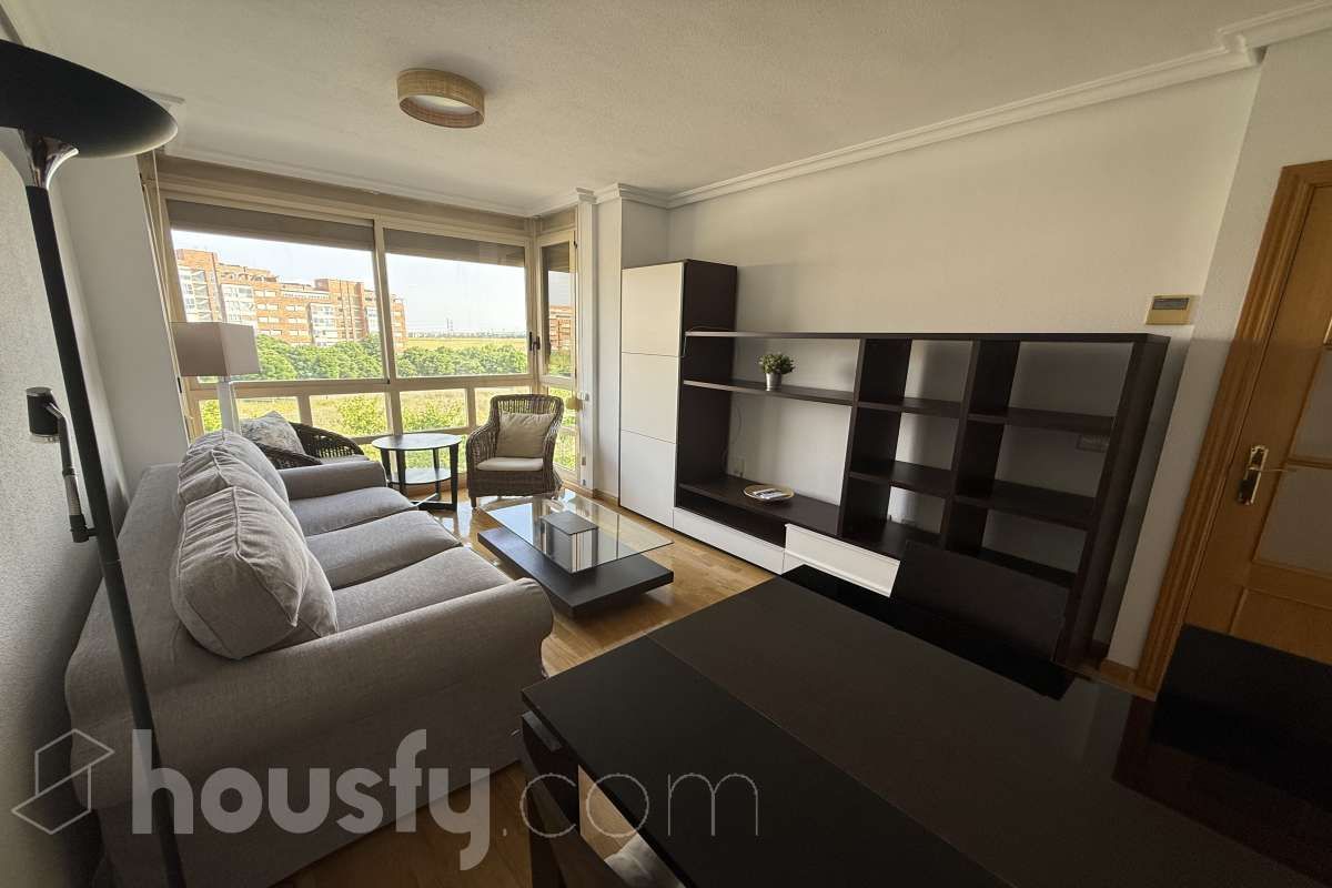 Living room of Flat to rent in  Madrid Capital  with Air Conditioner, Heating and Parquet flooring