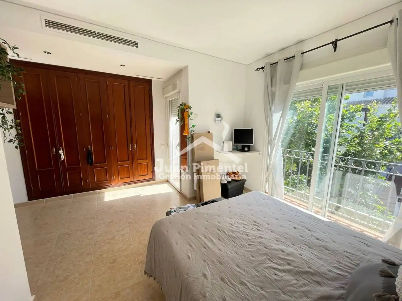 Vista exterior de Casa adosada en venda en Estepona amb Aire condicionat, Jardí privat i Terrassa