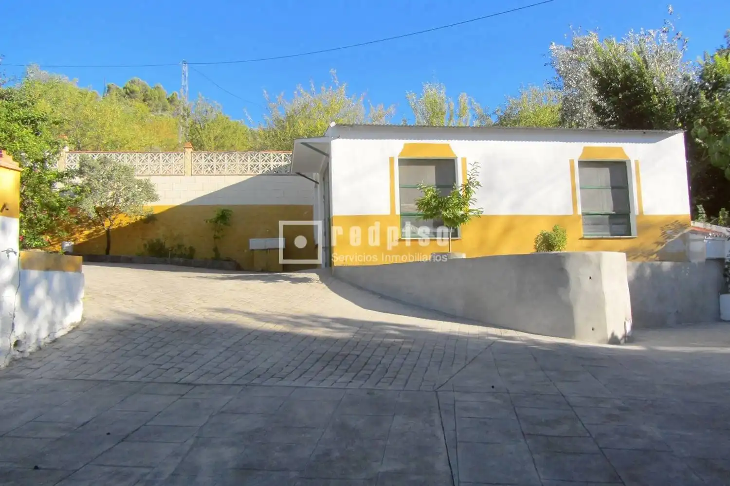 Außenansicht von Haus oder Chalet zum Verkauf in Casabermeja mit Privatgarten, Terrasse und Abstellraum