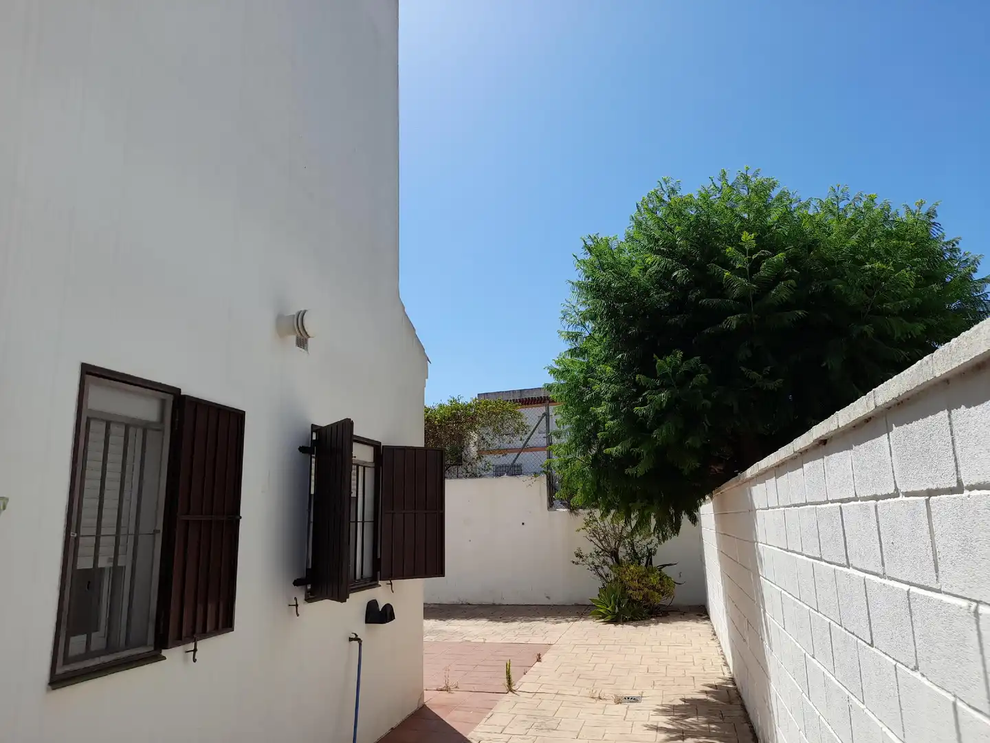 Vista exterior de Casa adosada en venda en Sanlúcar de Barrameda amb Terrassa i Traster