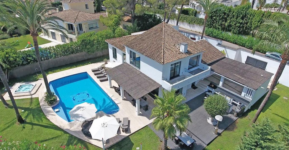 Vista exterior de Casa o xalet en venda en Marbella amb Jardí privat, Terrassa i Jacuzzi