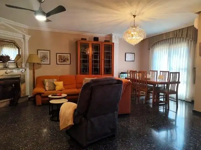 Sala d'estar de Casa adosada en venda en Alaquàs amb Aire condicionat, Terrassa i Traster