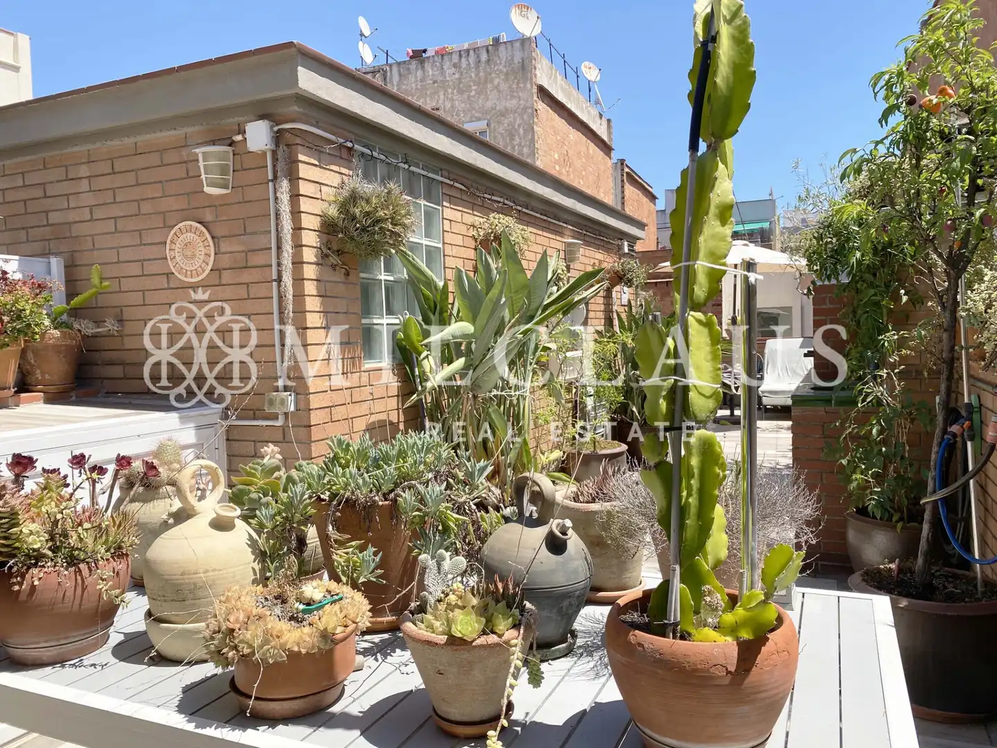 Terrasse von Einfamilien-Reihenhaus zum Verkauf in L'Hospitalet de Llobregat mit Klimaanlage, Heizung und Parkett
