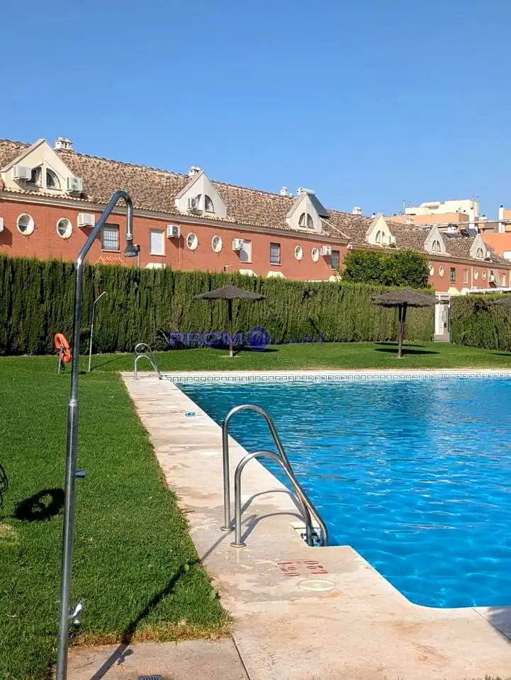 Piscina de Casa o xalet en venda en Coria del Río amb Aire condicionat, Terrassa i Piscina