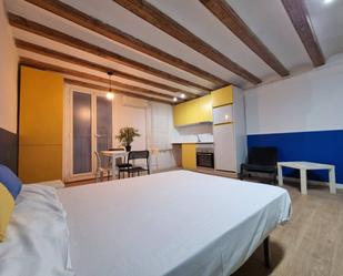 Dormitori de Estudi de lloguer en  Barcelona Capital amb Balcó