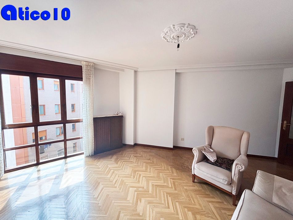 Sala d'estar de Pis en venda en Oviedo  amb Calefacció i Traster