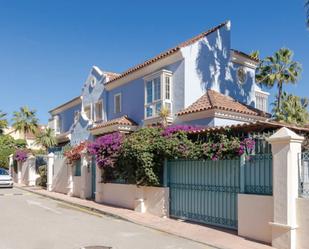 Vista exterior de Casa adosada en venda en Marbella amb Aire condicionat, Calefacció i Jardí privat