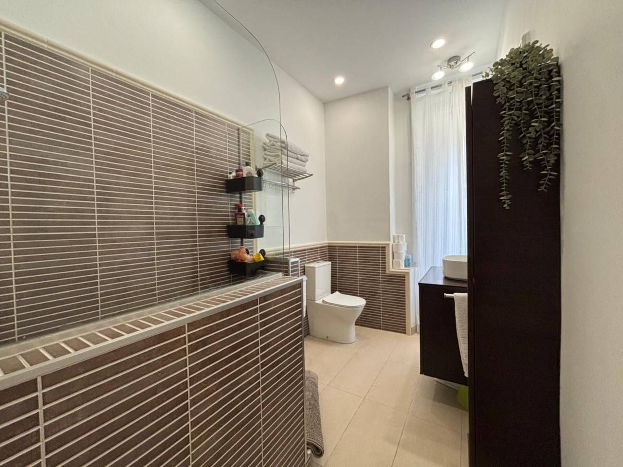 Bathroom of Flat for sale in Vilanova i la Geltrú  with Air Conditioner, Heating and Parquet flooring