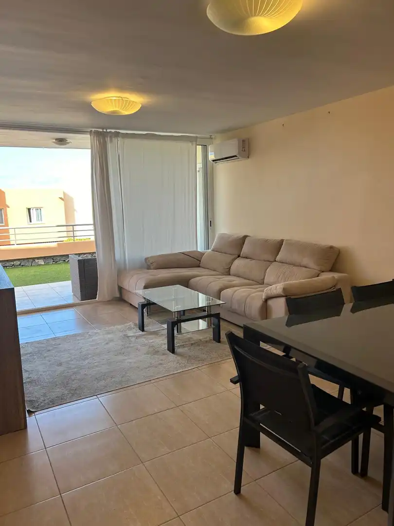 Sala d'estar de Casa adosada en venda en Adeje amb Aire condicionat, Terrassa i Moblat