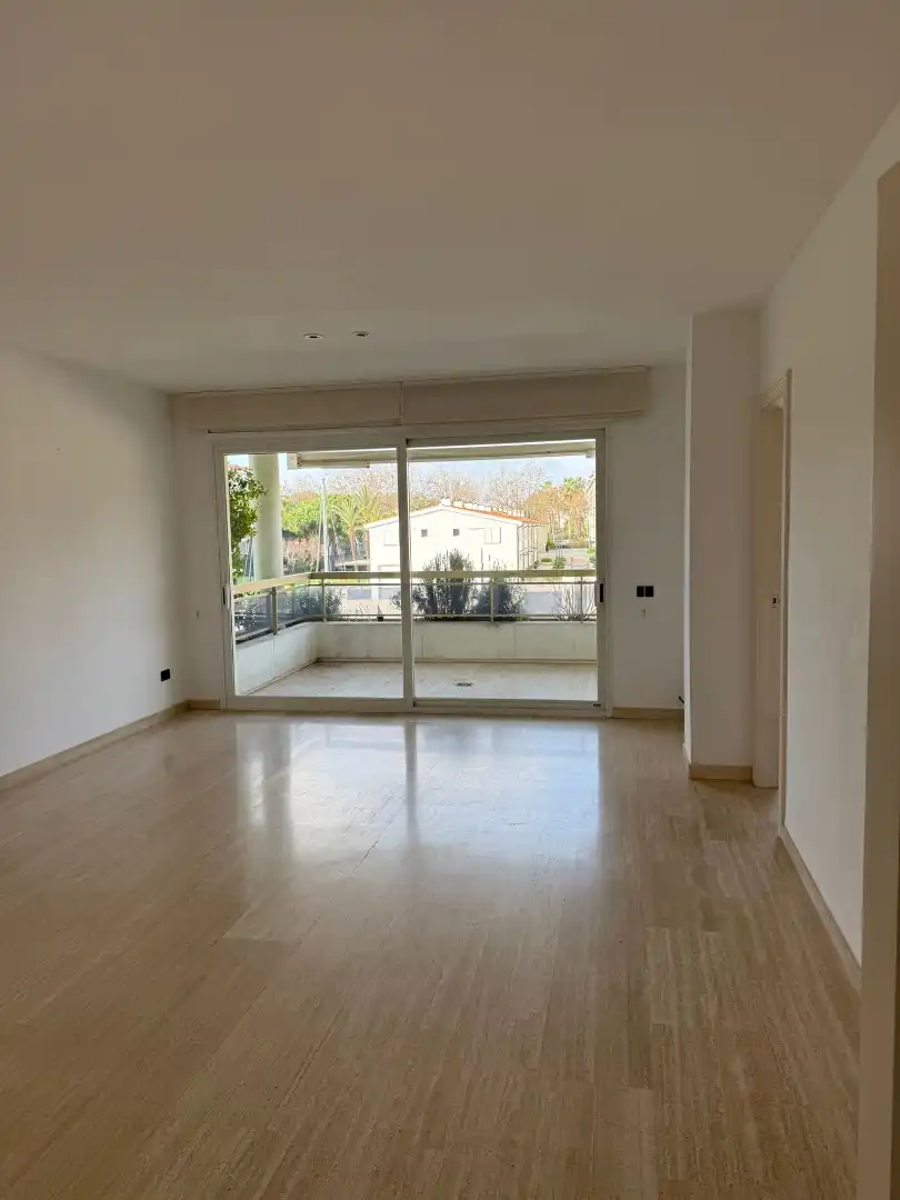 Sala de estar de Piso en venta en Castell d'Aro, Platja d'Aro i s'Agaró con Terraza, Trastero y Alarma