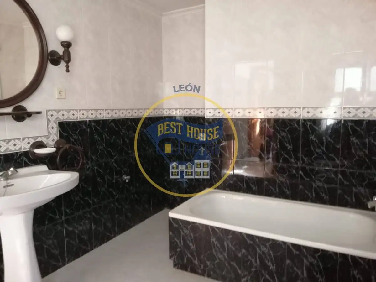 Bathroom of Houses for sale in Rioseco de Tapia  with Storage room and Balcony