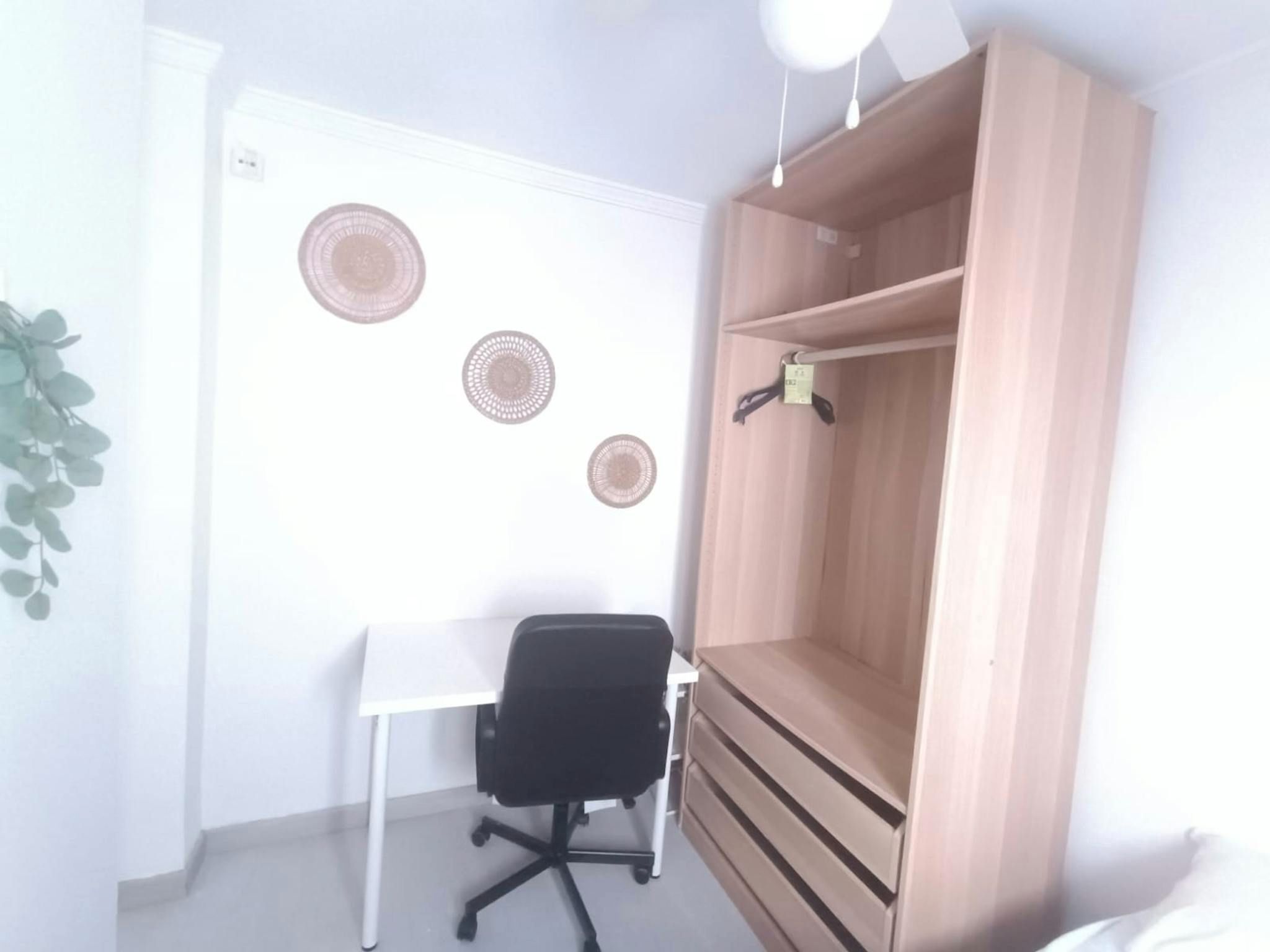 Bedroom of Flat to share in  Sevilla Capital  with Air Conditioner, Furnished and Washing machine