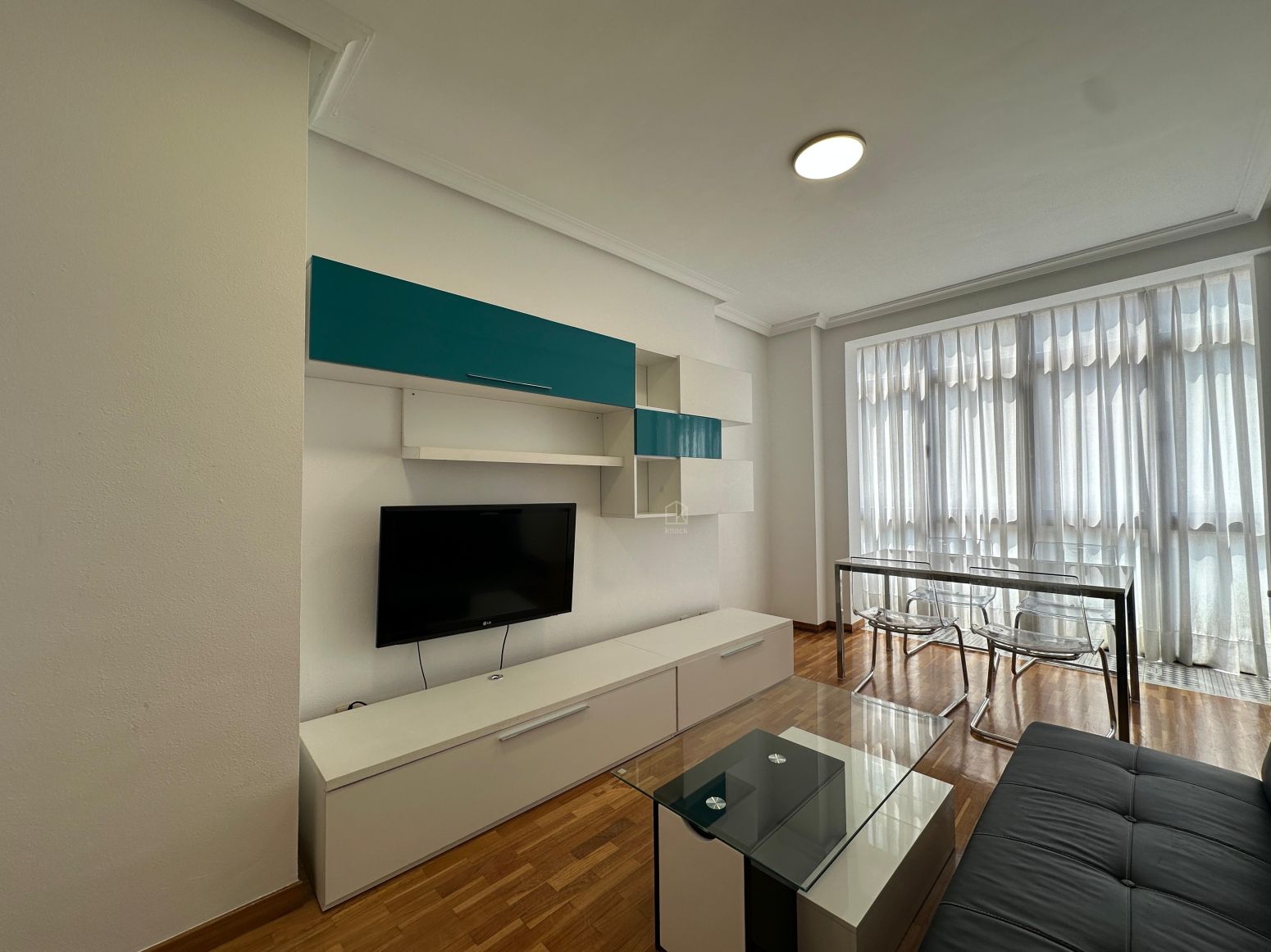 Sala d'estar de Pis de lloguer en Oviedo  amb Calefacció, Parquet i Moblat