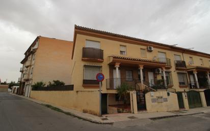 Vista exterior de Casa adosada en venda en Las Gabias amb Balcó