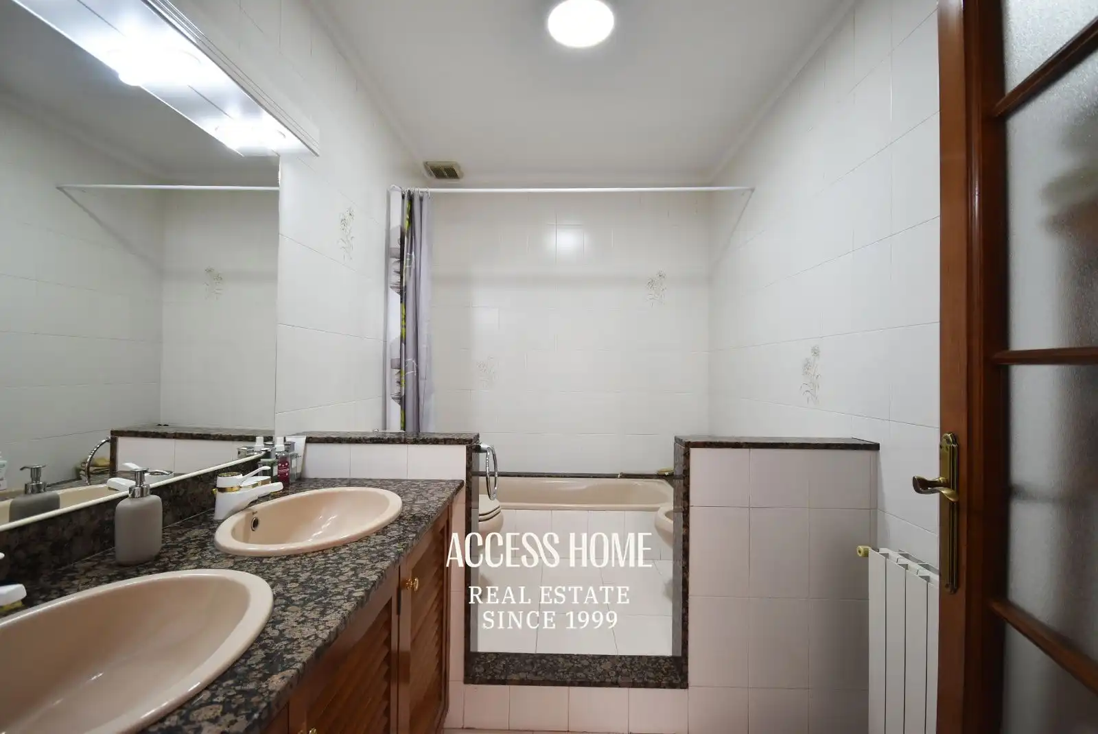 Bathroom of Houses for sale in Alella  with Air Conditioner, Heating and Swimming Pool