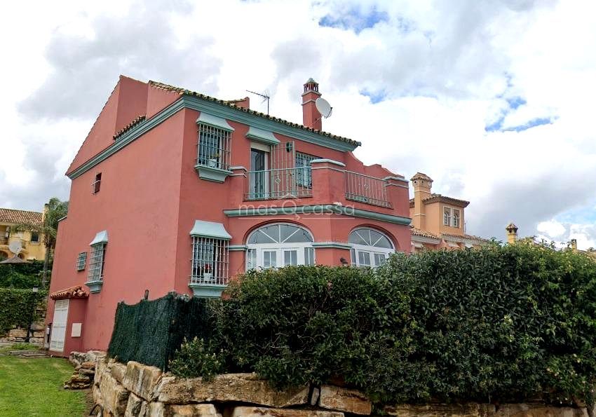 Vista exterior de Casa o xalet en venda en La Alcaidesa amb Terrassa i Piscina comunitària