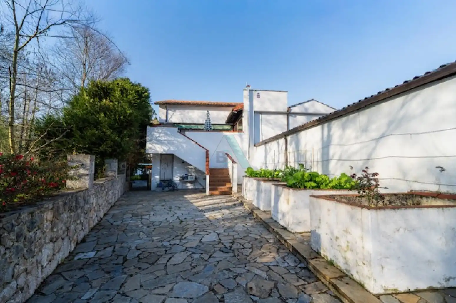 Vista exterior de Casa o xalet en venda en Llanes amb Jardí privat, Terrassa i Piscina
