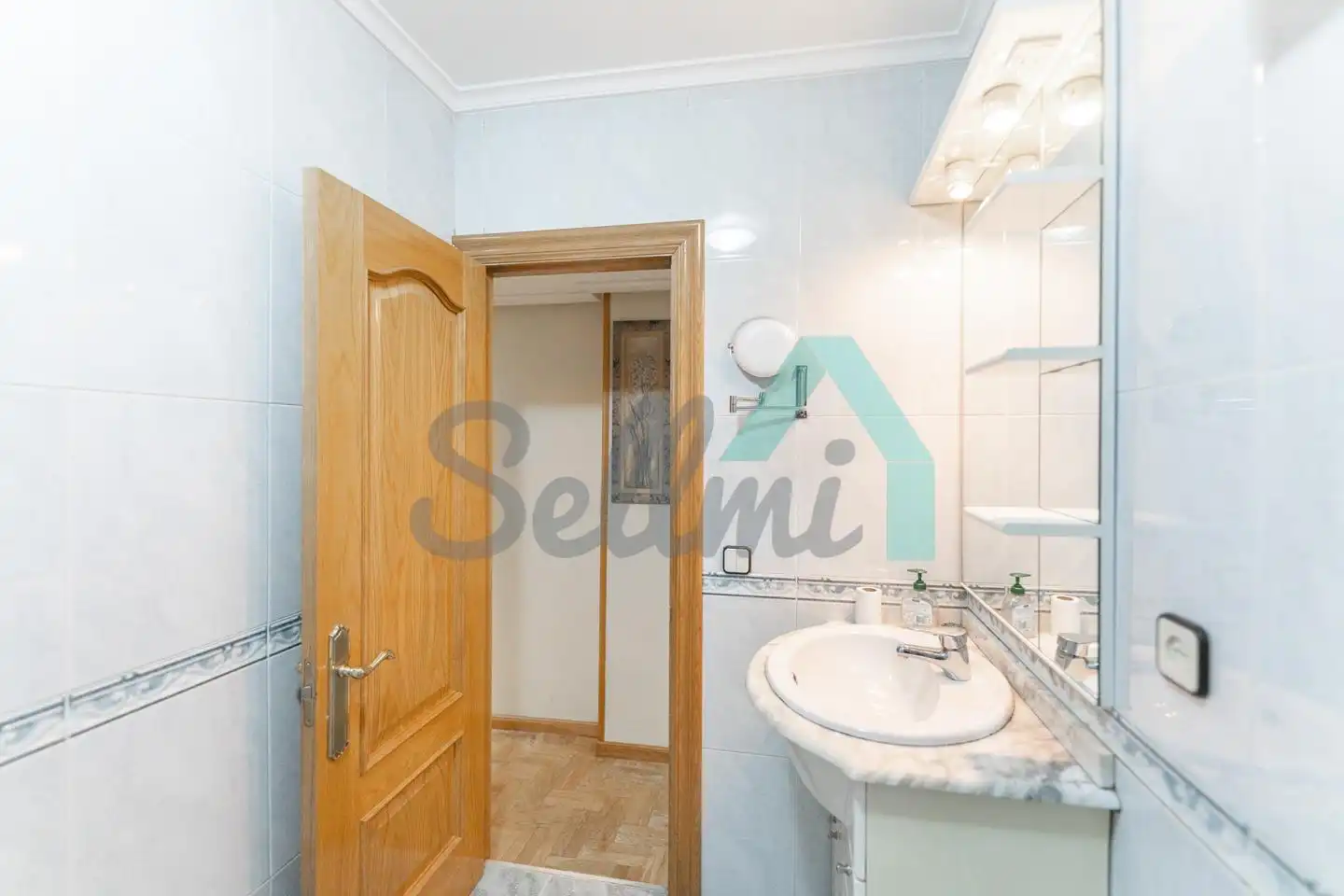 Bathroom of Flat for rent in Oviedo   with Heating, Parquet flooring and Storage room