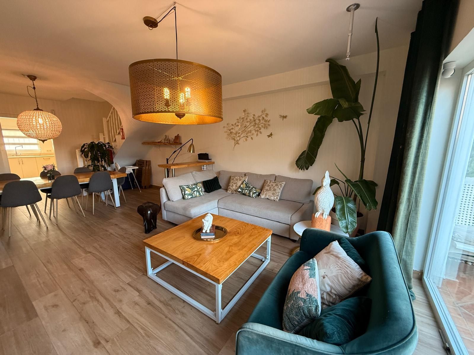 Sala d'estar de Casa adosada en venda en Sitges amb Aire condicionat, Terrassa i Piscina