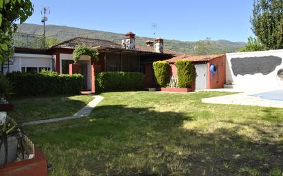Vista exterior de Casa o xalet en venda en Casas del Castañar amb Aire condicionat, Terrassa i Piscina
