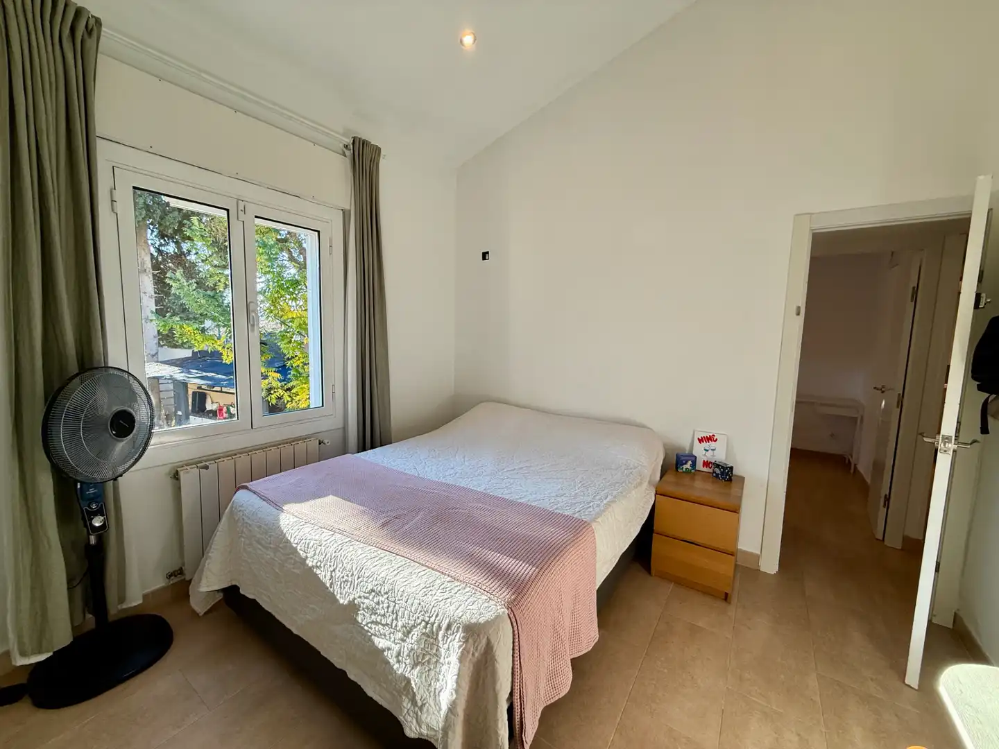 Habitación de Casa adosada en venta en Barcelona con Aire acondicionado, Calefacción y Jardín privado