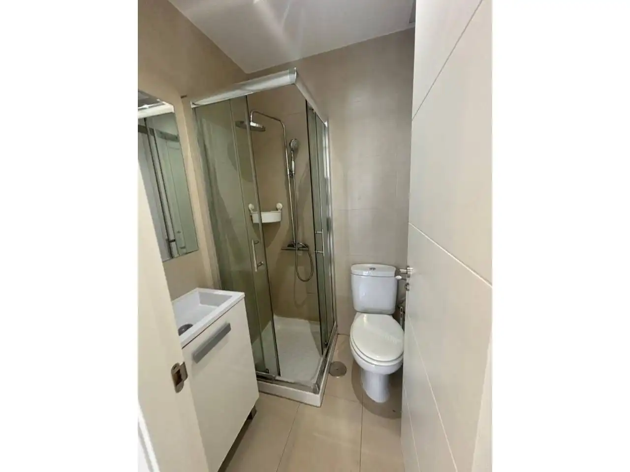 Badezimmer von Dachboden zur Miete in Madrid mit Klimaanlage, Heizung und Parkett