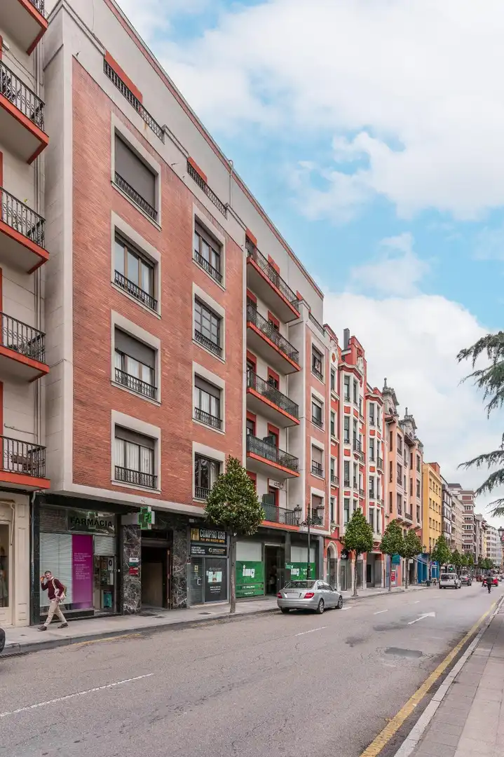 Vista exterior de Pis en venda en Oviedo  amb Calefacció i Parquet