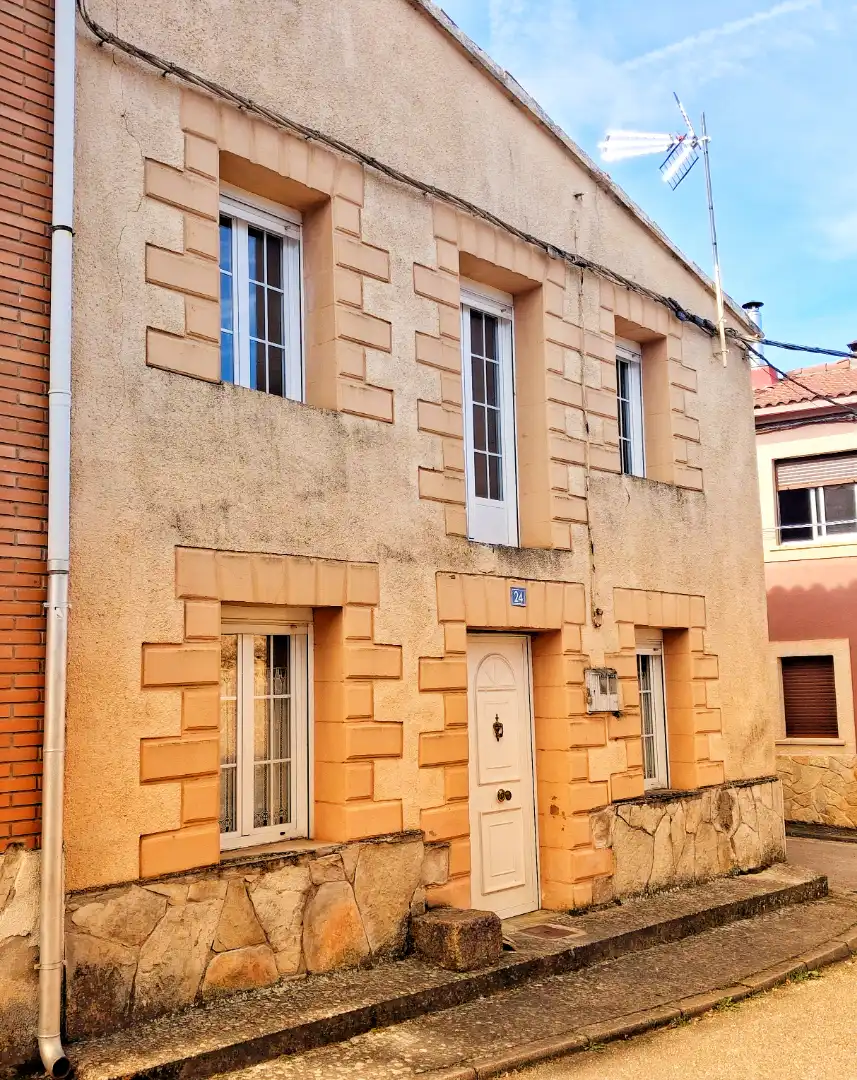 Vista exterior de Casa adosada en venda en Espejón amb Calefacció, Parquet i Moblat