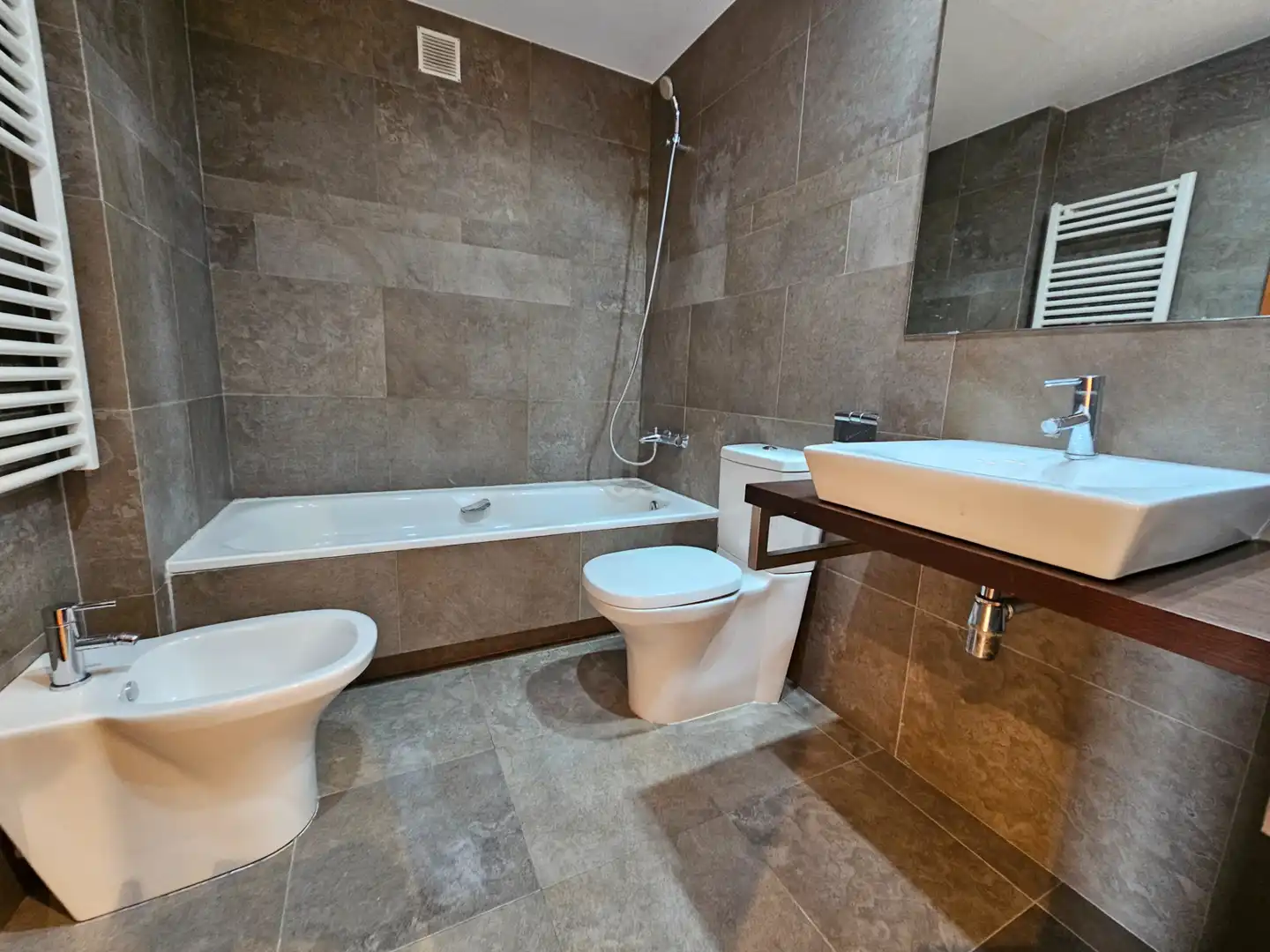 Baño de Piso de alquiler en Terrassa con Aire acondicionado, Calefacción y Jardín privado