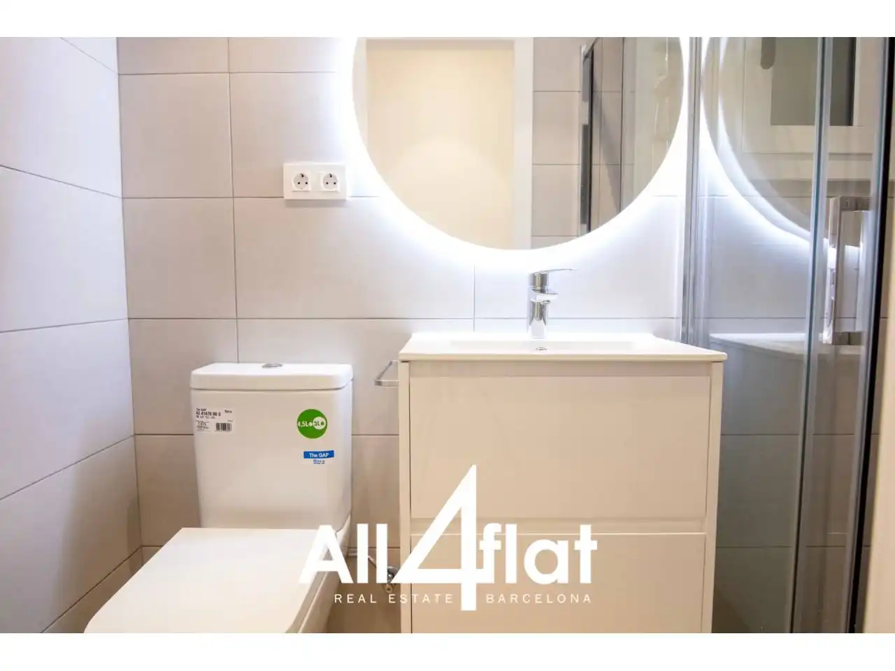 Baño de Estudio de alquiler en Barcelona con Aire acondicionado, Calefacción y Parquet