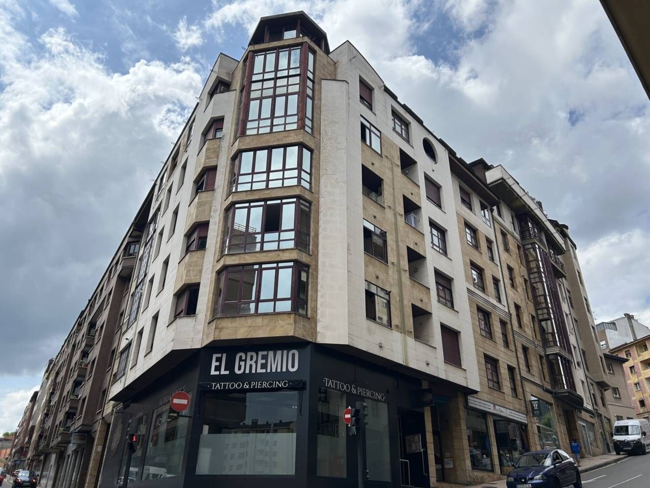 Vista exterior de Pis en venda en Oviedo  amb Calefacció, Parquet i Terrassa