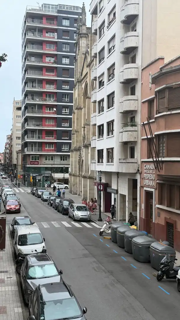 Vista exterior de Piso de alquiler en Gijón  con Balcón
