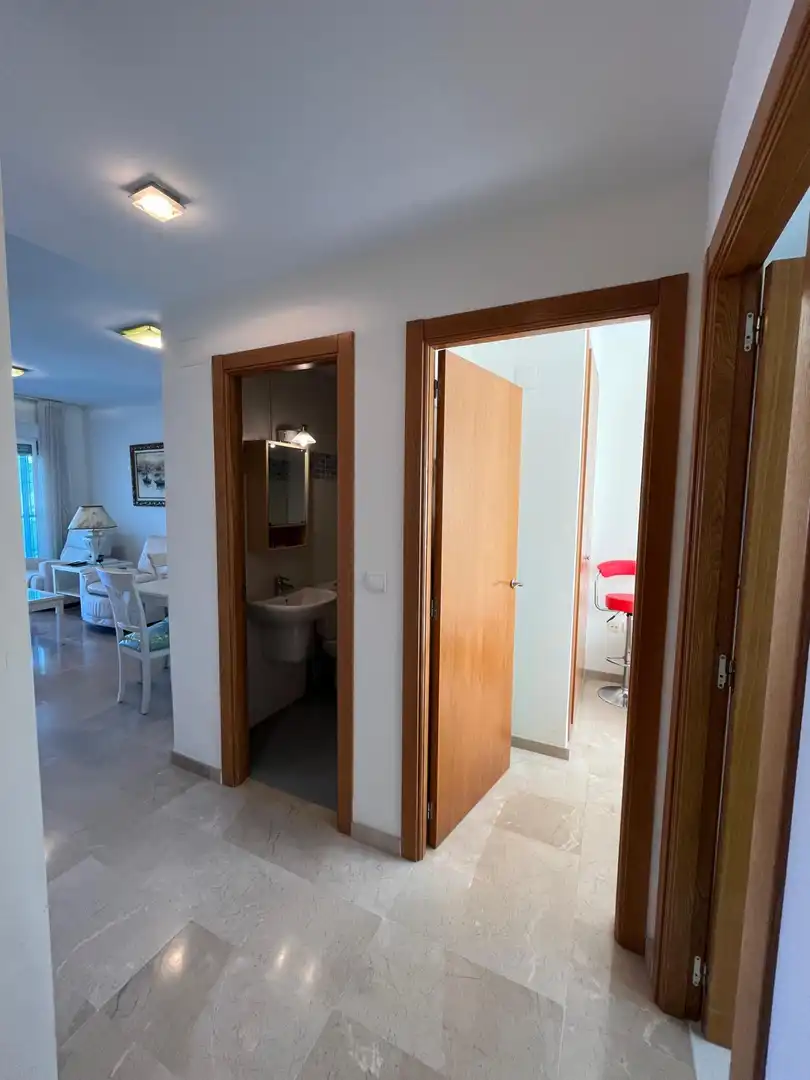 Baño de Apartamento de alquiler en Gandia con Aire acondicionado, Calefacción y Jardín privado