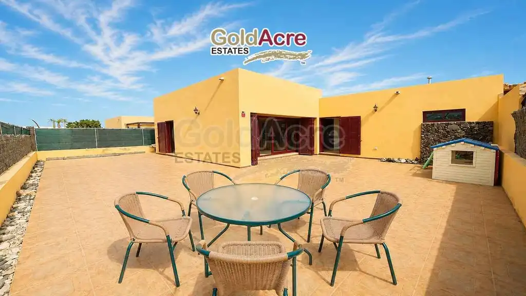 House for sale in Corralejo