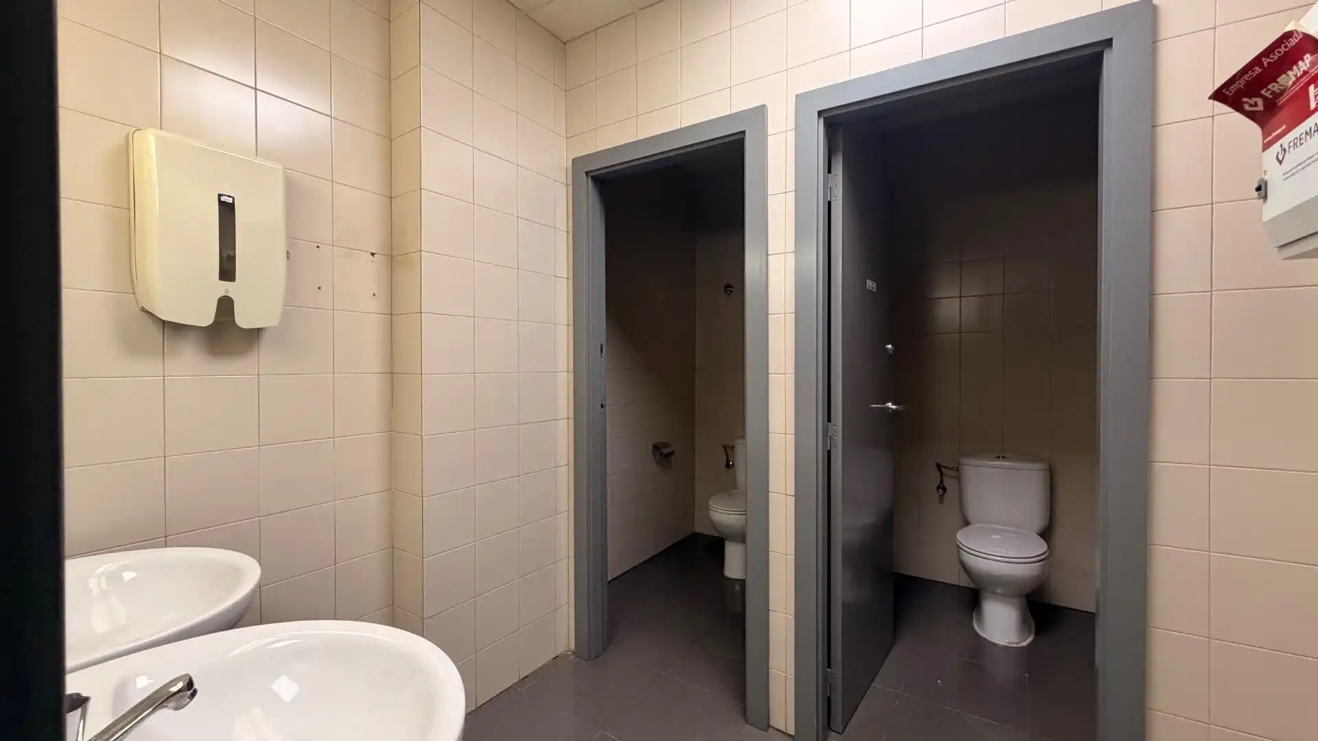 Badezimmer von Geschaftsraum zur Miete in Vilafranca del Penedès mit Klimaanlage
