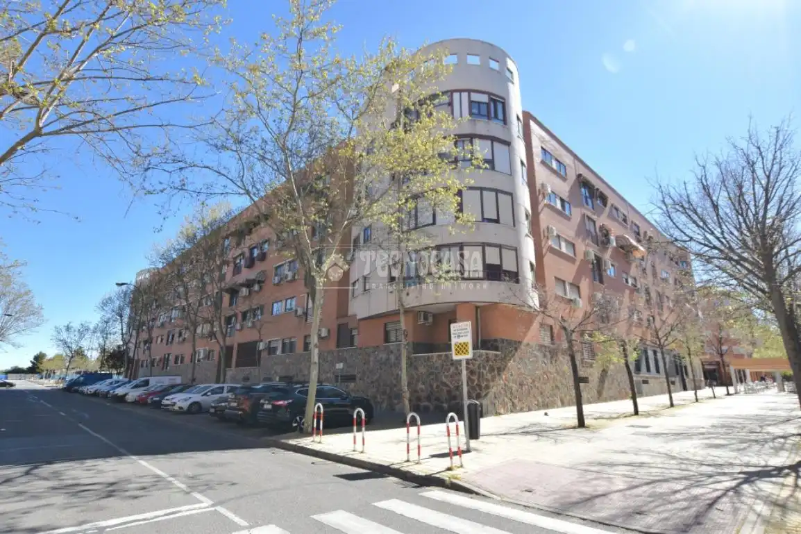 Vista exterior de Local en venda en Getafe amb Calefacció