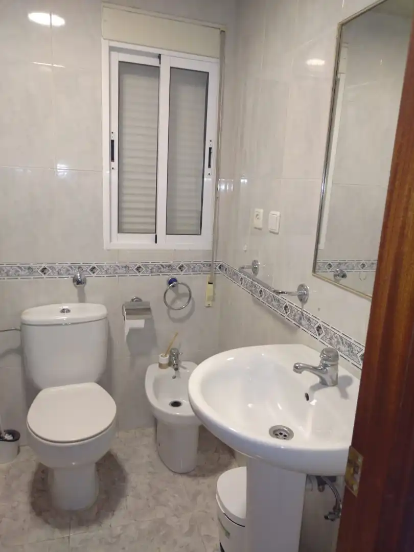 Bany de Apartament de lloguer en Córdoba amb Aire condicionat, Calefacció i Moblat