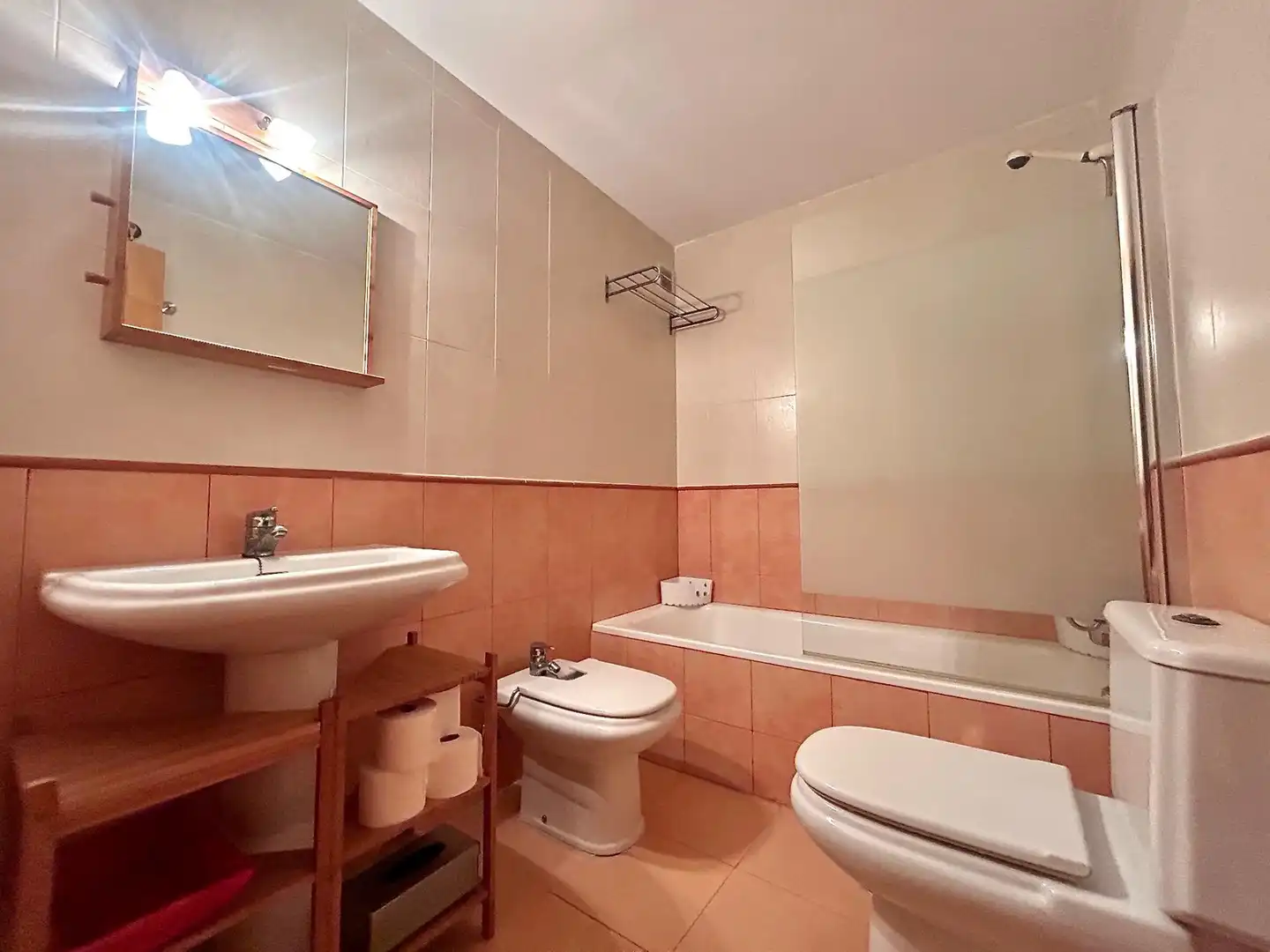 Baño de Piso en venta en Roquetas de Mar con Terraza, Amueblado y Piscina comunitaria