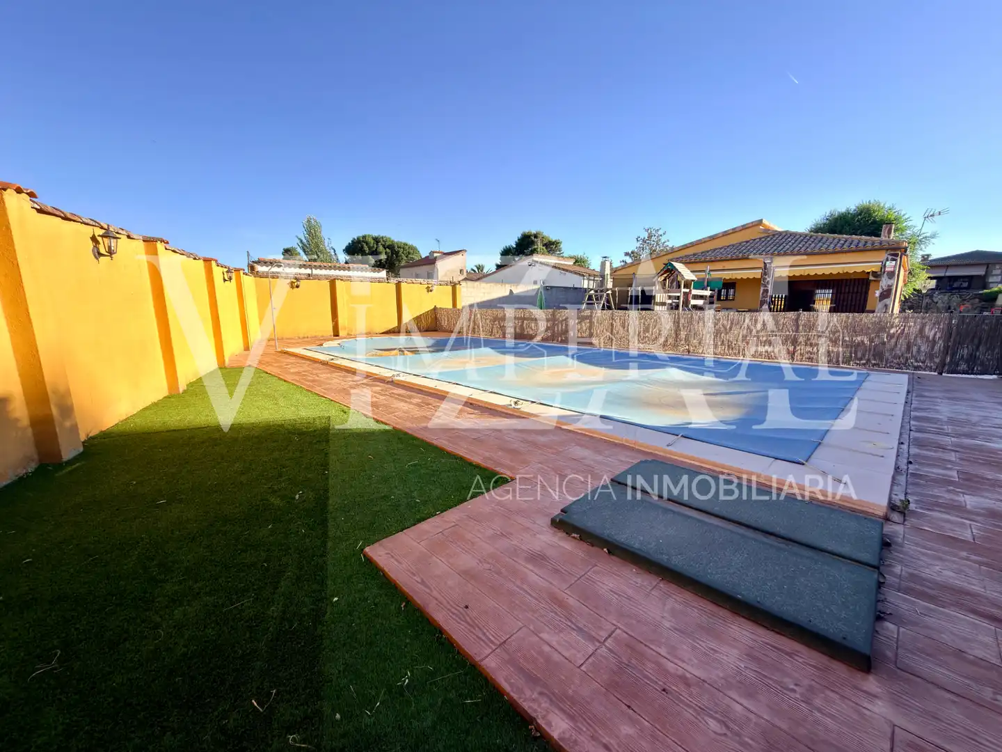 Schwimmbecken von Haus oder Chalet zum Verkauf in El Viso de San Juan mit Klimaanlage, Heizung und Privatgarten