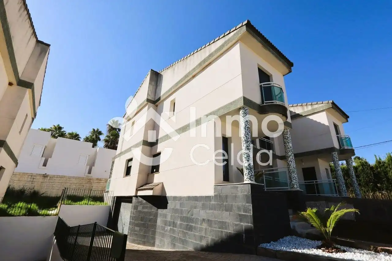 Vista exterior de Casa adosada en venta en Chiva con Aire acondicionado, Calefacción y Terraza