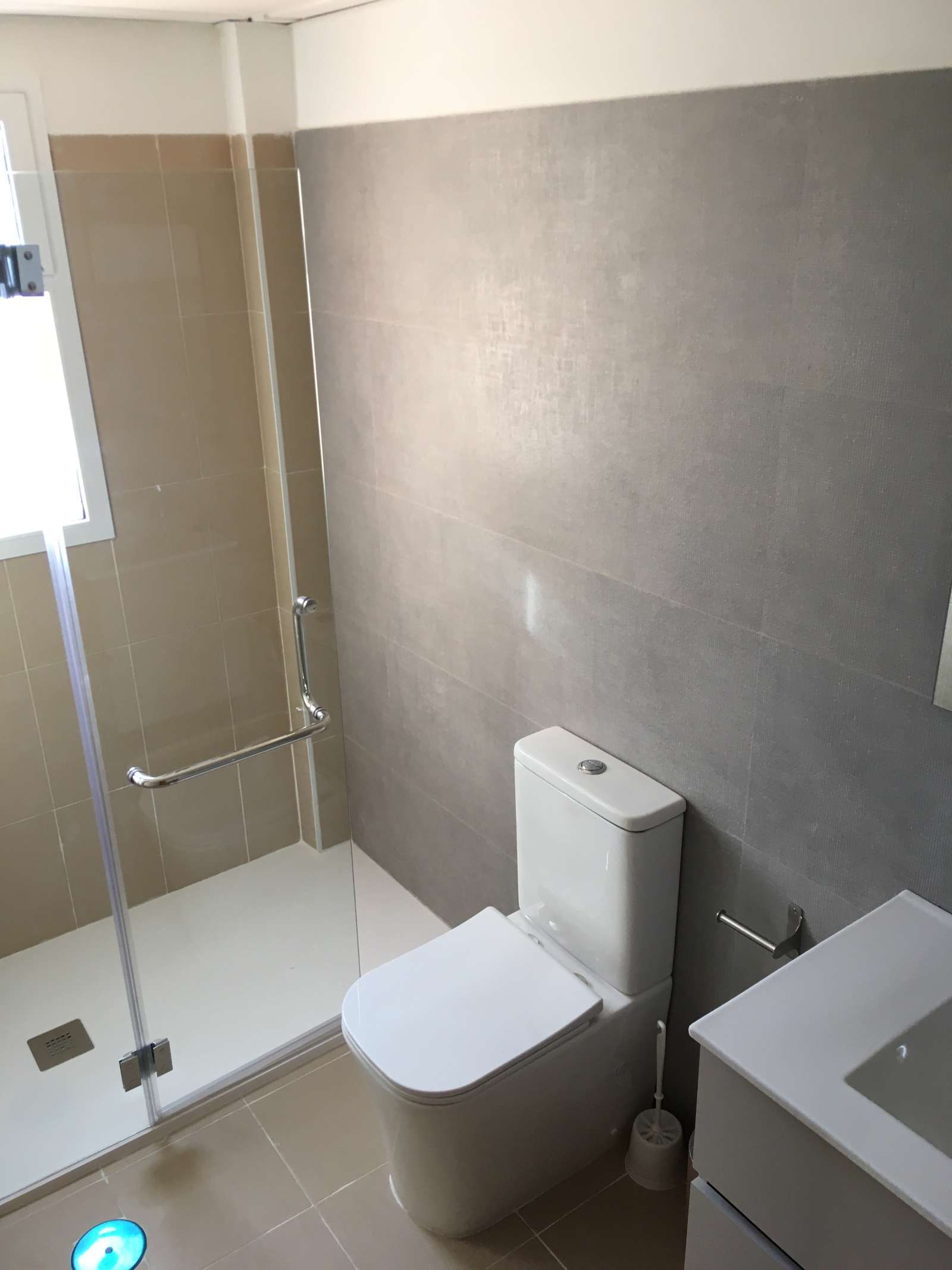 Bathroom of Apartment to share in El Campello  with Air Conditioner and Terrace