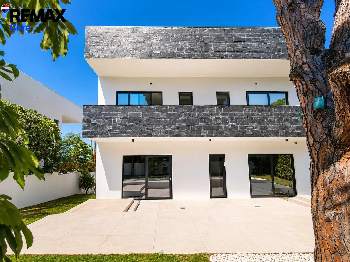Vista exterior de Casa o xalet en venda en Marbella amb Aire condicionat, Calefacció i Jardí privat
