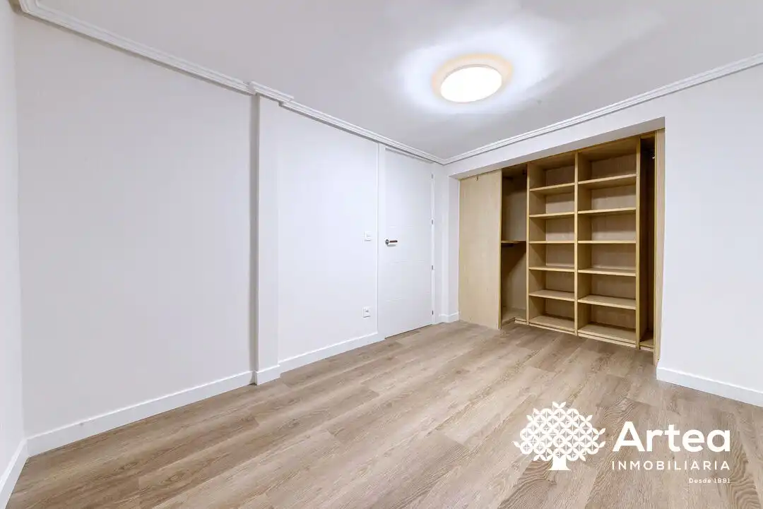 Habitación de Piso en venta en Bilbao  con Balcón y Alarma