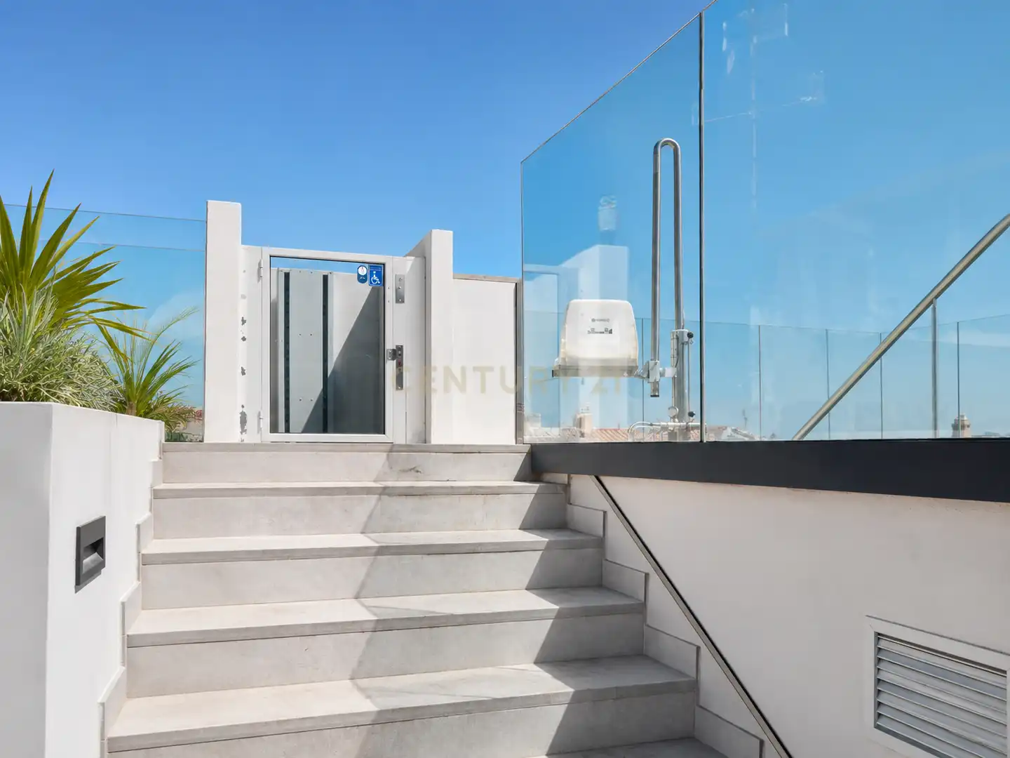 Terrasse von Wohnungen zur Miete in Benalmádena mit Klimaanlage, Waschmaschine und Gemeinschaftspool
