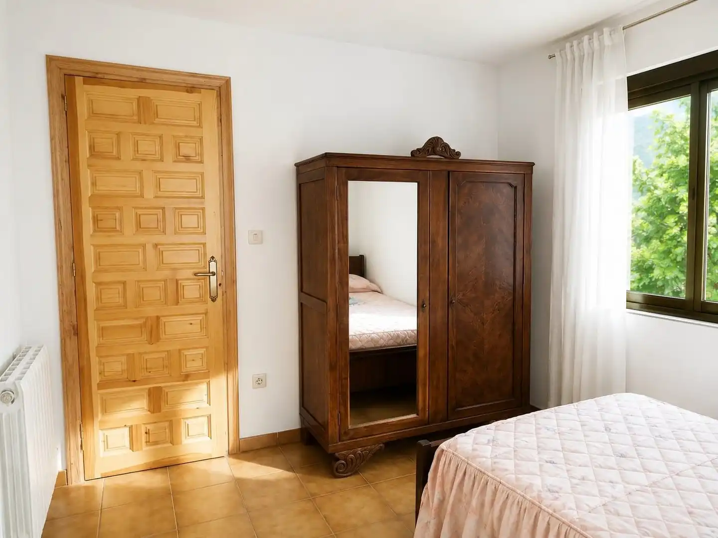 Habitación de Finca rústica en venta en Valle de Losa con Jardín privado, Amueblado y Alarma