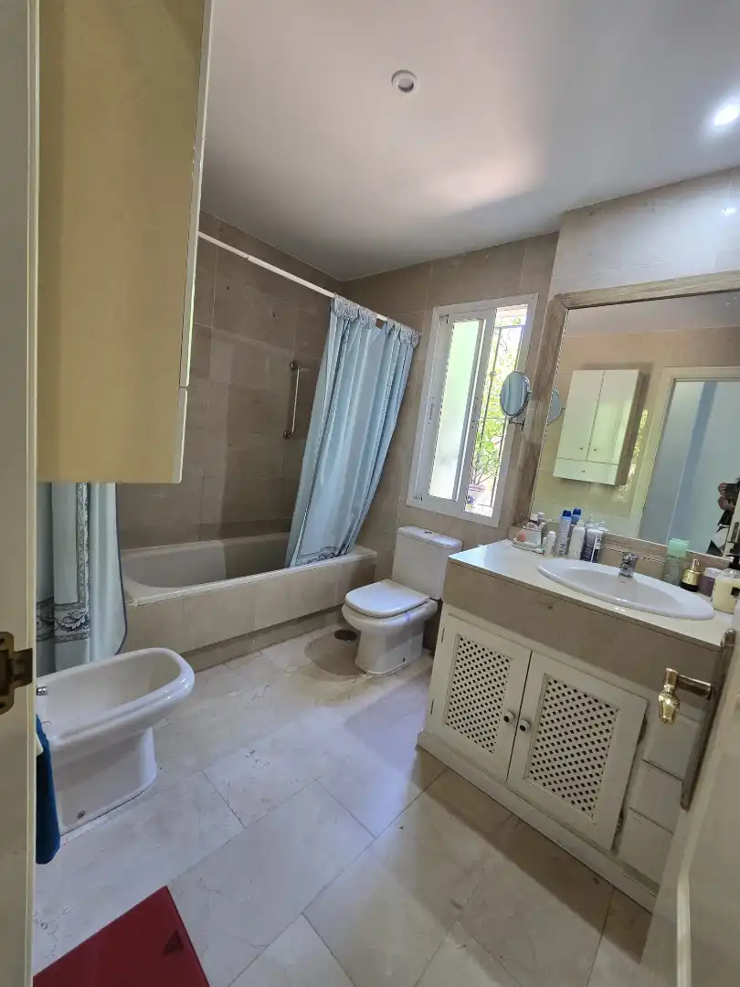 Baño de Piso en venta en Marbella con Aire acondicionado, Terraza y Alarma